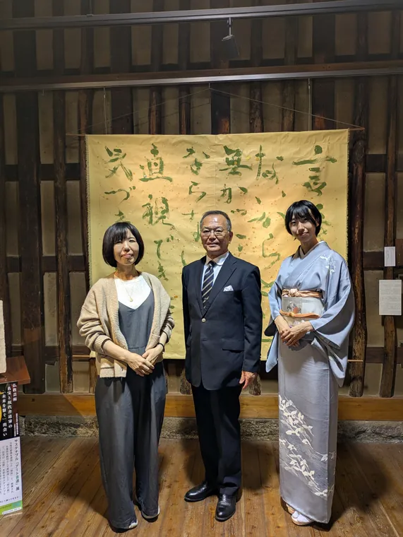 個展会場での記念撮影